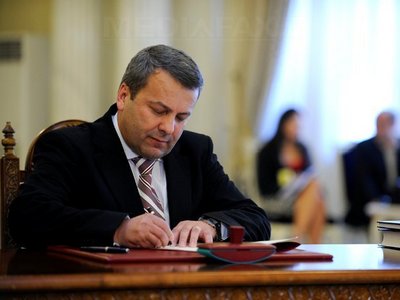 Ministrul finanţelor ia în calcul scăderea contribuţiilor la jumătatea anului 2011