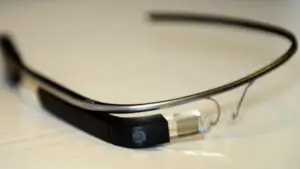 PREMIERĂ: AMENDĂ PENTRU că purta GOOGLE GLASS la volan