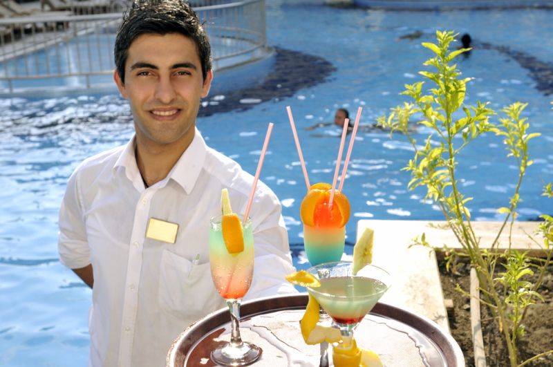 Tinerii români pot câştiga până la 600 de euro, lucrând în hoteluri de lux în Grecia