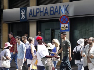 Grecii îşi retrag banii din bănci pentru a-şi plăti taxele majorate