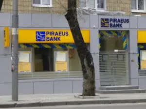 Prima bancă grecească apelează la ajutorul de urgență!