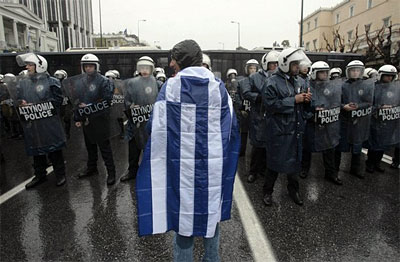 Ofensiva grecilor: Sindicatul poliţiştilor eleni cere arestarea oficialilor FMI şi UE