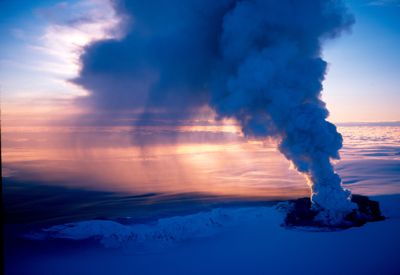 Norul de cenuşă vulcanică ar putea duce la anularea a peste 500 de zboruri