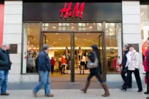 N-a venit nimeni să aducă haine la H&M în mall. Cât de interesați sunt românii de oferta suedezilor