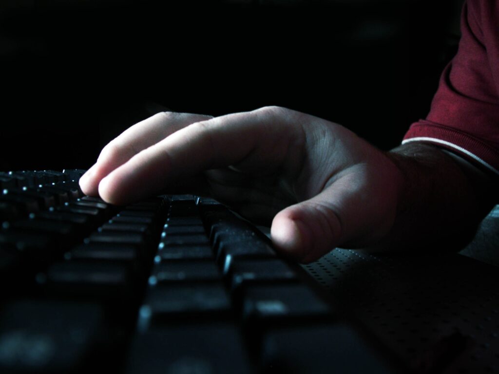 Scandalul site-urilor ilegale de seriale: POLIŢIA a primit sesizarea de la CNA şi îi caută pe proprietarii site-urilor