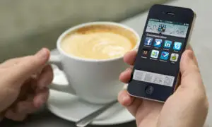 Români îşi schimbă telefonul mobil mai frecvent decât în anii trecuți