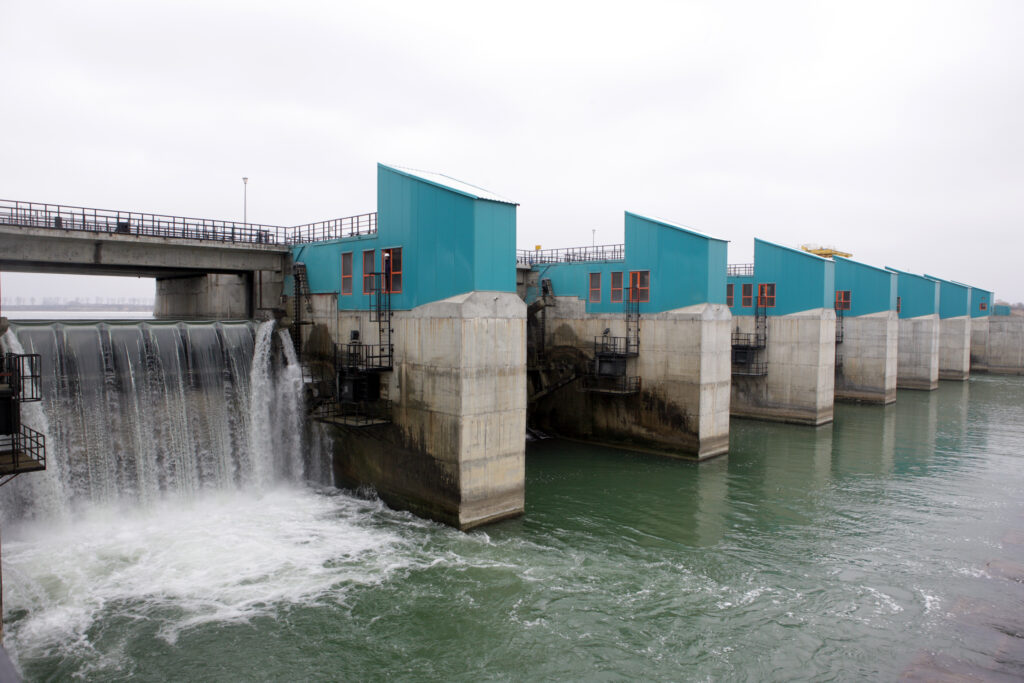 Seceta din energie: Hidroelectrica a produs de 2,8 ori mai puţin curent în primele 15 zile din 2012