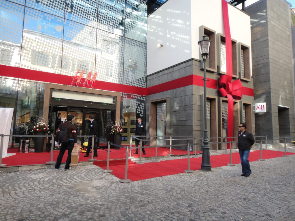 H&M sparge gheaţa pe Lipscani. Cum arată primul magazin al suedezilor amplasat stradal