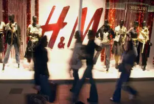 H&M, acuzată că a copiat modele de ţinute de la Balenciaga, Celine şi Kenzo