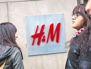 H&M sfidează criza: creştere de 10% a vânzărilor, dublu faţă de estimările analiştilor