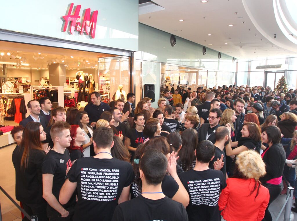 S-a deschis H&M în Sun Plaza. 300 de oameni au stat la coadă