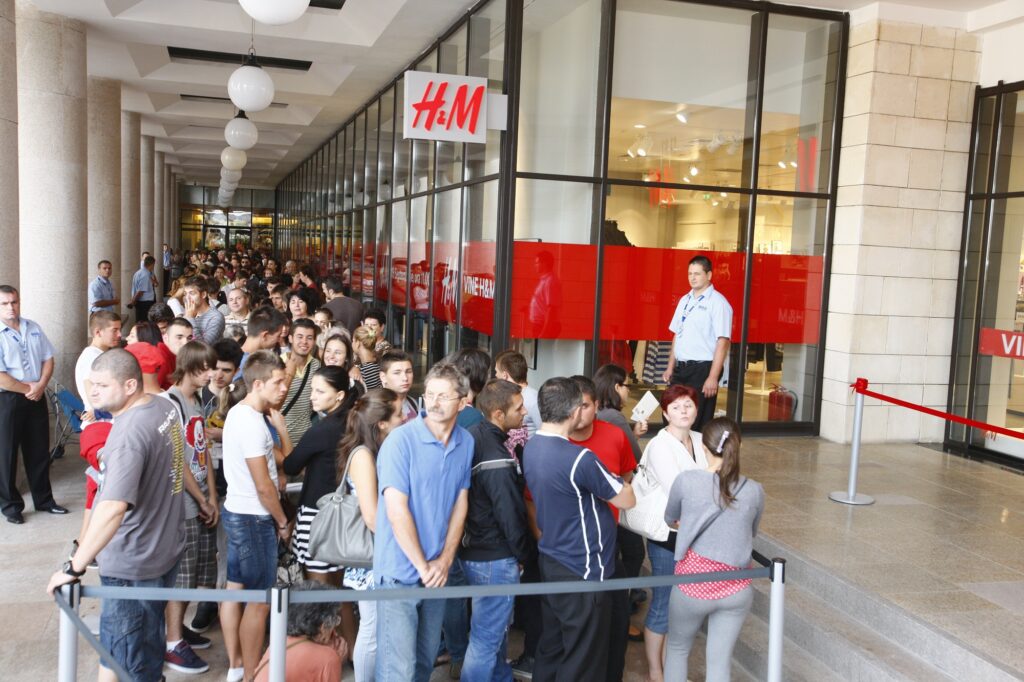 H&M a deschis magazine la Cluj-Napoca și Timișoara. Vezi cum s-au înghesuit românii