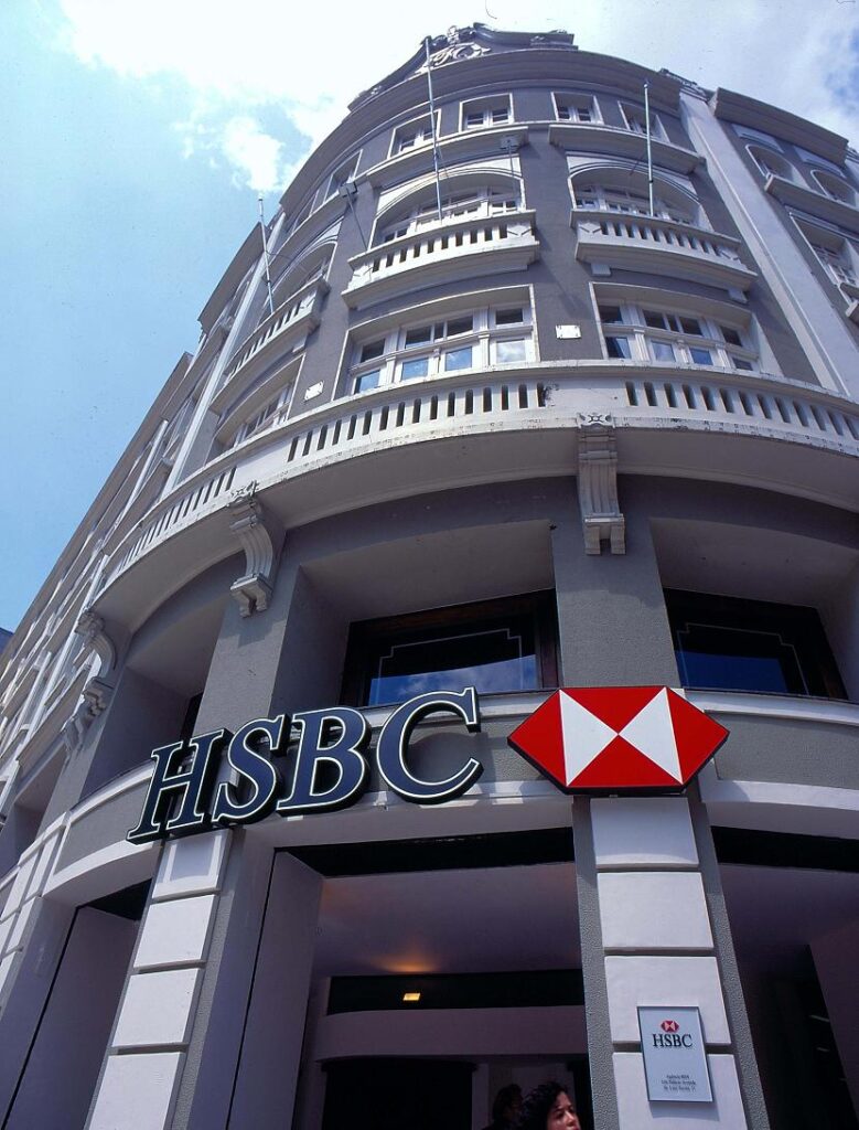 HSBC a raportat profit în primul semestru dar va concedia 10% din angajaţi