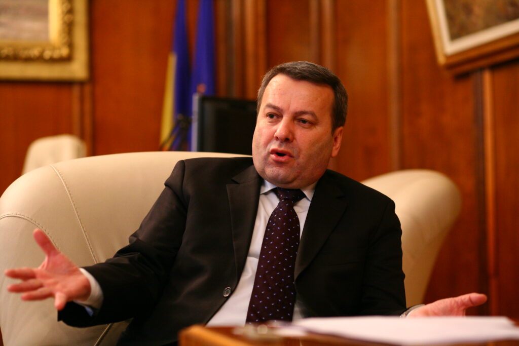 Ialomiţianu: „Guvernul menţine ţintele de creştere şi deficit pe anul 2012”