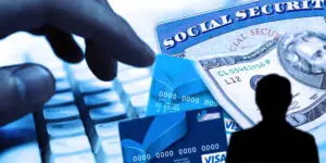 Trei români suspectaţi de fraude online au fost extrădaţi în SUA