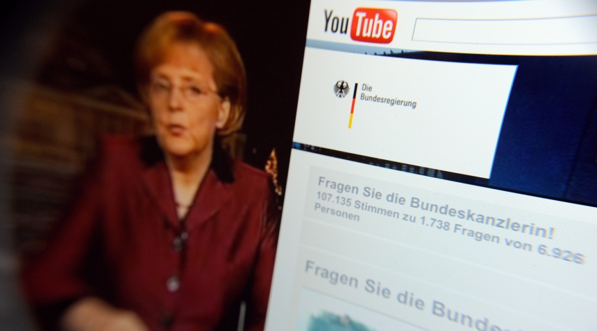 Cancelarul german Angela Merkel le-a răspuns germanilor pe YouTube