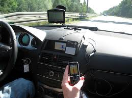 Aparatele GPS, preferate telefoanelor mobile cu funcţie GPS