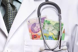 O treime dintre români au oferit în ultimul an bani sau cadouri unor cadre medicale