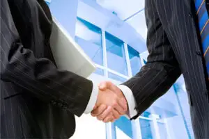 Companiile urmăresc tranzacţii în domeniul tehnologic pentru a accelera readaptarea la piaţă