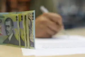 Criza i-a împins pe românii săraci către împrumuturile scumpe de la Provident