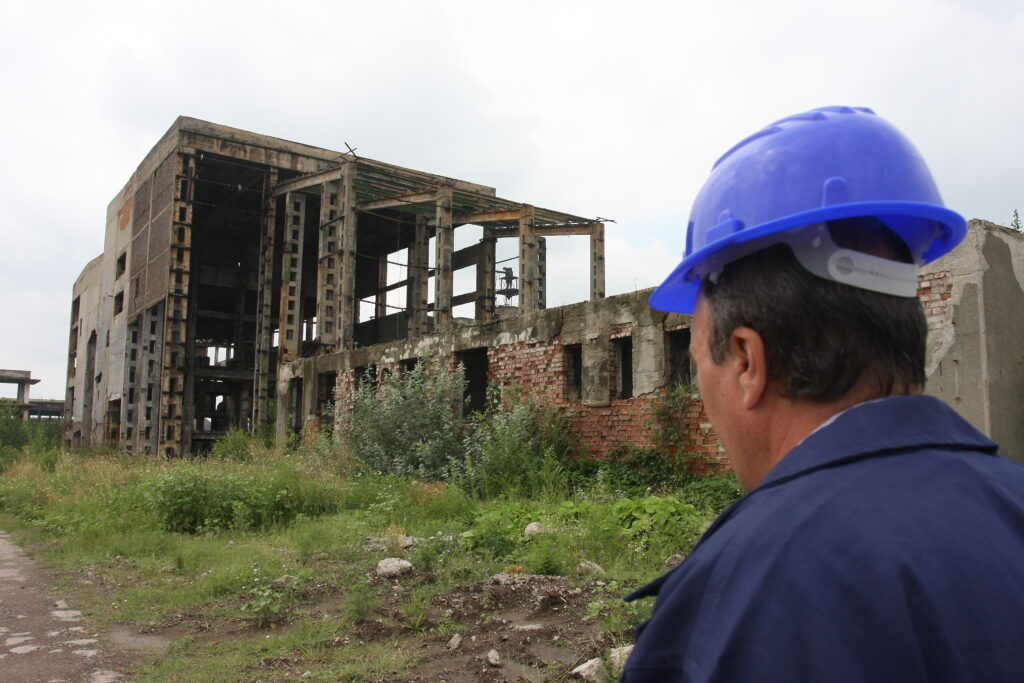 Industria românească după 20 de ani: „Cenuşa multor unităţi industriale a fost deja măturată”