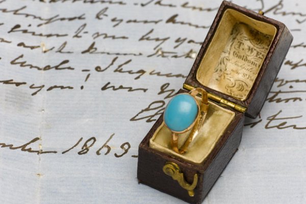 Un inel care i-a aparţinut scriitoarei Jane Austen s-a vândut cu 152.450 lire sterline. VEZI cum arată!