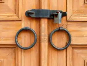 Război surd între lichidatori şi bănci pe companiile falite