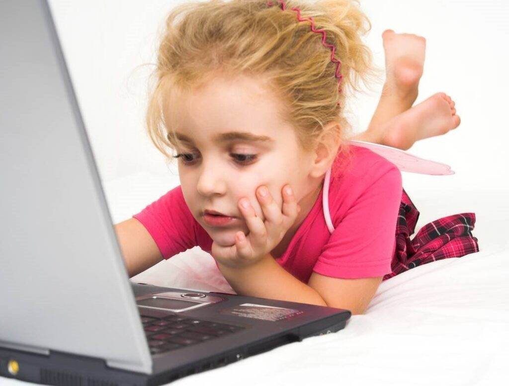 Copiii europeni încep să folosească internetul la şapte ani