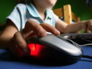 95% dintre părinţi şi-au surprins copiii accesând site-uri cu conţinut pornografic