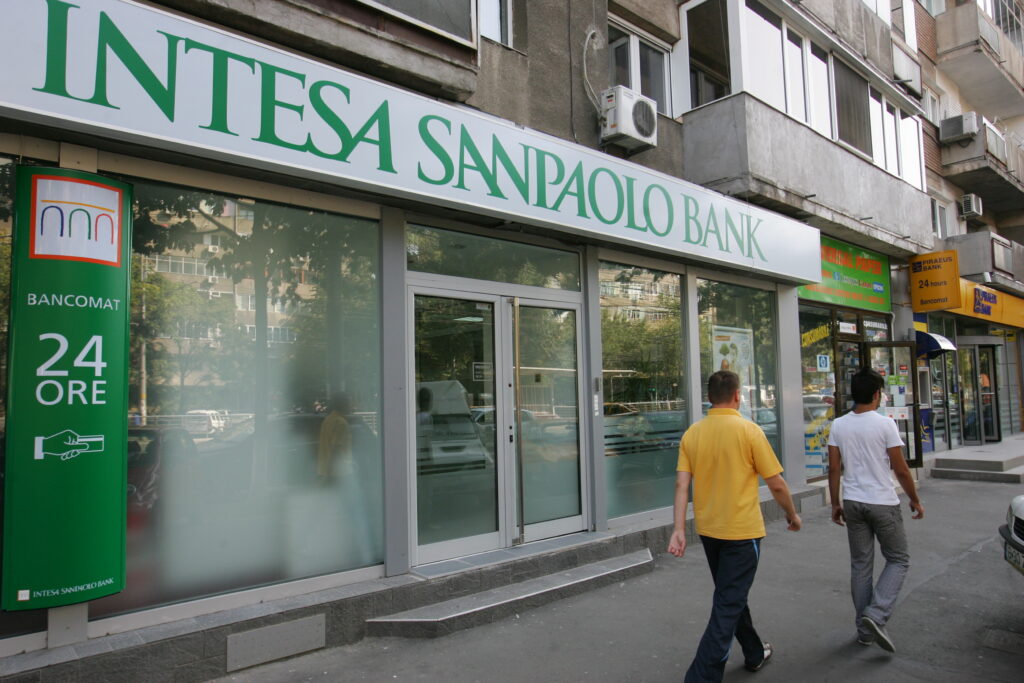 Intesa Sanpaolo vrea să vândă credite imobiliare românilor care lucrează în Italia