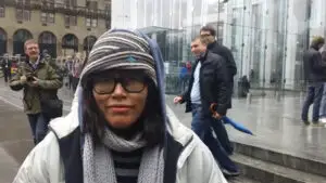 Cât costă primul loc la coada din faţa unui magazin Apple
