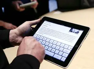 Ce va face Apple cu muntele de „cash” pe care stă? Astăzi vom afla