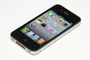 Cosmote aduce iPhone 4 în România tot pe 17 decembrie