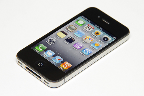 iPhone 4S costă 799 lei la Cosmote