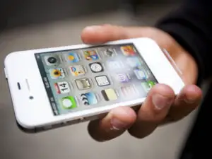 ALARMANT: 40% din aplicațiile de pe iPhone știu unde ești și o cincime știu pe cine suni