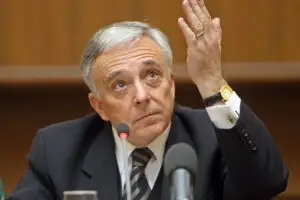 Isărescu: Dezvoltarea prin creşterea exagerată a consumului, cauză a crizei în toate ţările din ECE