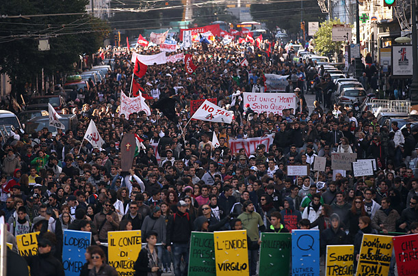 Italienii au protestat împotriva companiilor ce vor să concedieze angajați