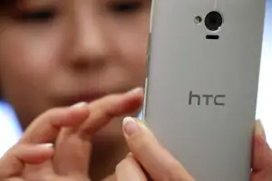 Compania care are în portofoliu cel mai bun smartphone din 2013 se luptă pentru supravieţuire
