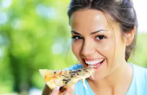 STUDIU: Pizza îi face pe oameni mai fericiţi