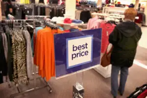 REDUCERILE sunt ca DROGURILE: Ce se întâmplă când un magazin nu mai apelează la ele?
