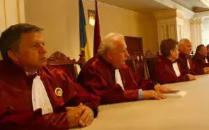 Judecătorii analizează cererea de suspendare din funcţie a preşedintelui