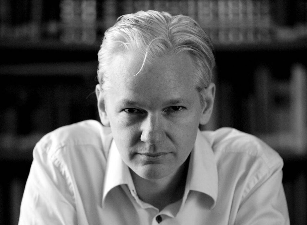 UPDATE: Julian Assange este hotărât să nu se predea. CÂT a cheltuit Marea Britanie pentru „afacerea” Assange?