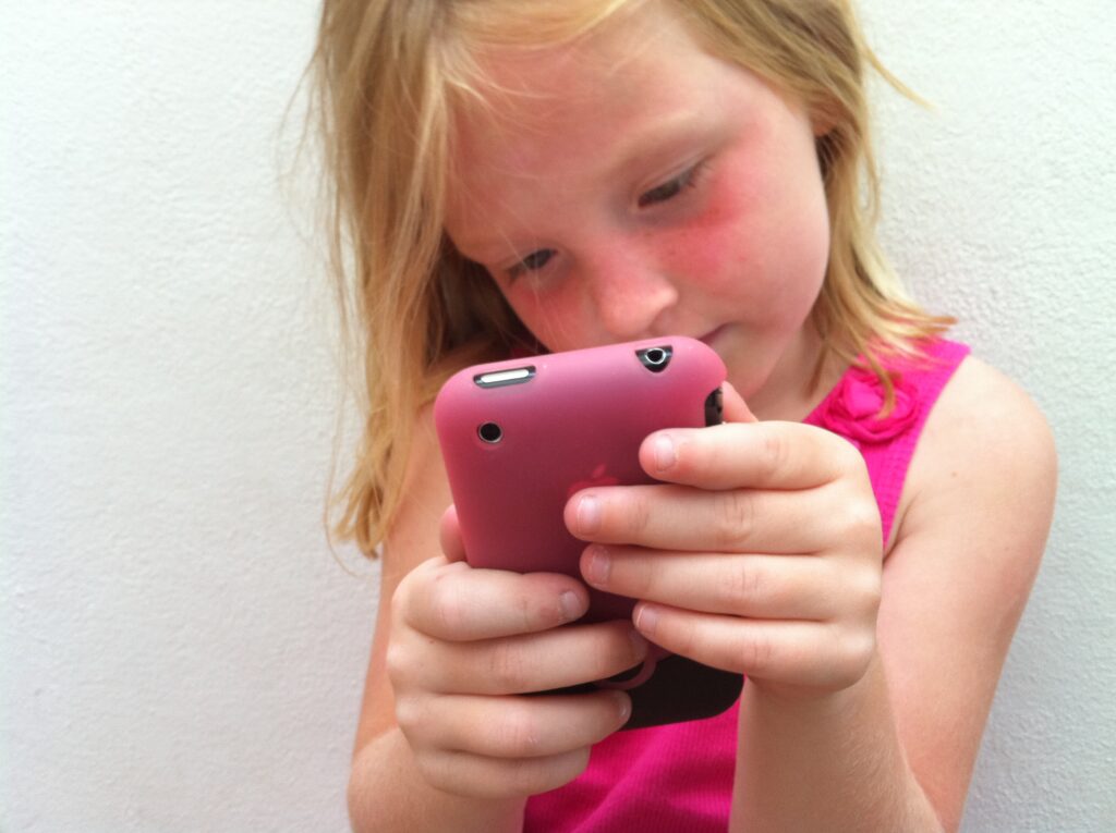 Copiii folosesc telefoane mobile de la 6 ani