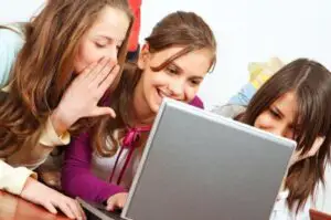 STUDIU Copiii din România încearcă să acceseze pe net conţinut pentru adulţi