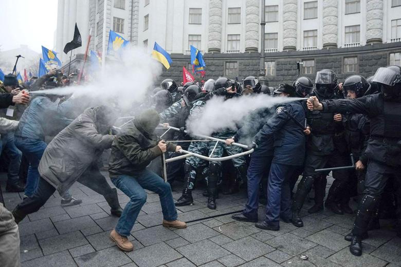 Aproximativ 1.000 de manifestanţi, dispersaţi cu brutalitate de forţele de ordine: „Ucraina nu s-a mai confruntat cu o asemenea situaţie”