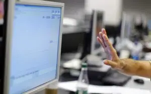 Infractorii cibernetici recurg la ameninţări online: „Dă-mi 8.000 de dolari ca să nu te ucid!”