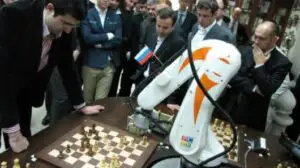 Partidă de şah blitz între fostul campion mondial Vladimir Kramnik şi un robot. Vezi cine a câştigat