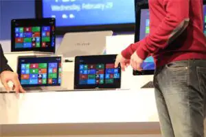 Un laptop cu Windows 8 costă de la 1.999 de lei