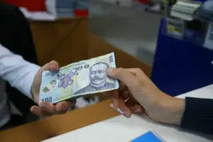 EXCLUSIV: Lista băncilor de unde retragi MAI PUŢINI bani decât ai depus