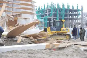 Toate construcţiile realizate ilegal pe litoral vor fi dărâmate
